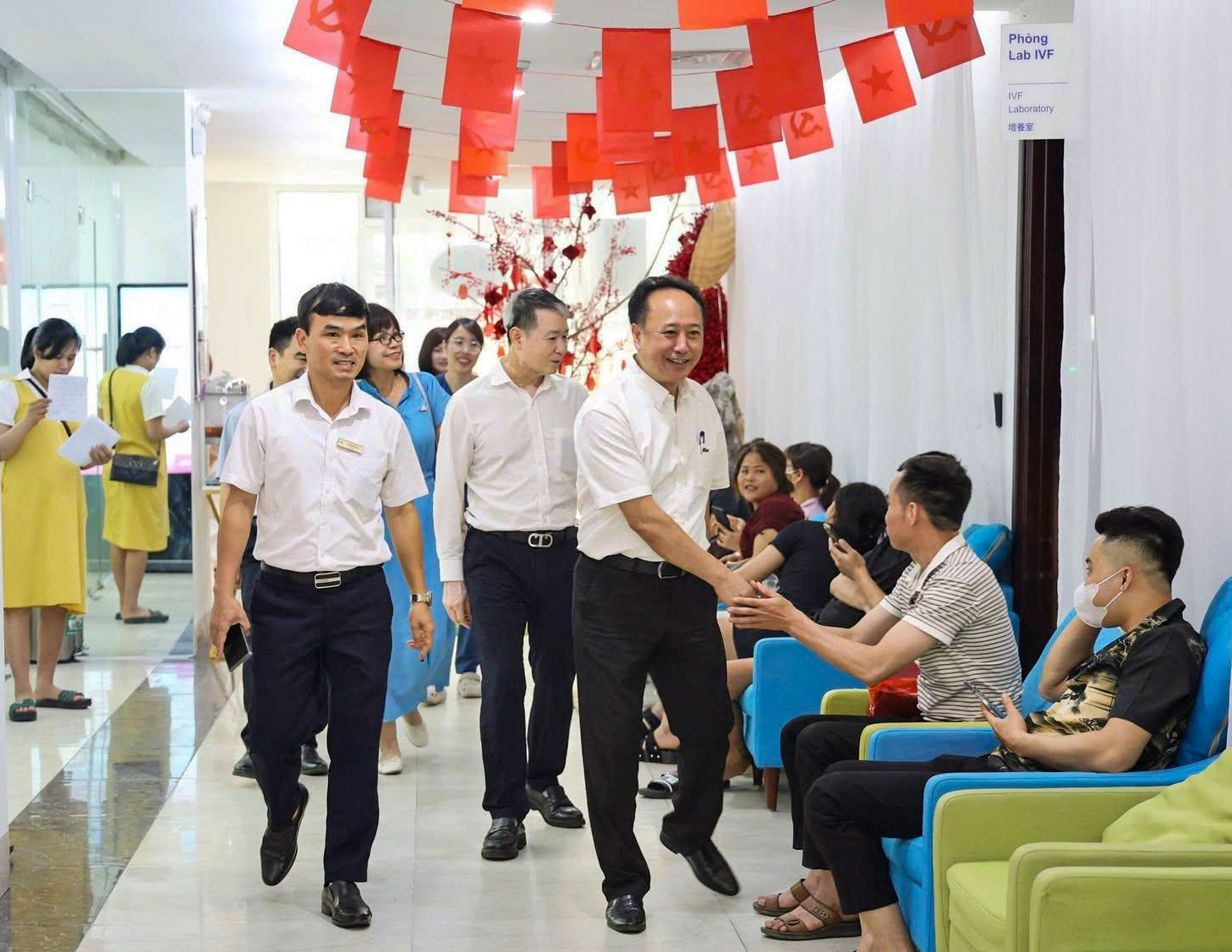 Đoàn công tác Bệnh viện đã tham quan thực tế mô hình tổ chức, quy trình vận hành và hệ thống cơ sở vật chất của Bệnh viện Sản Nhi tỉnh Phú Thọ